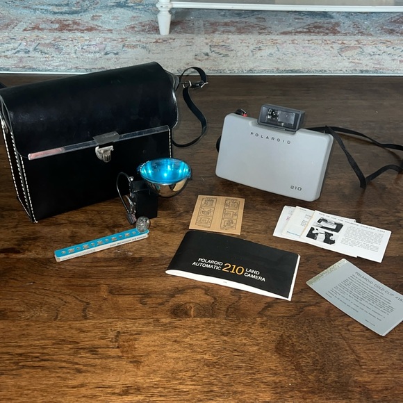 Polaroid 210 Automatic Land Camera - Picture 1 of 8